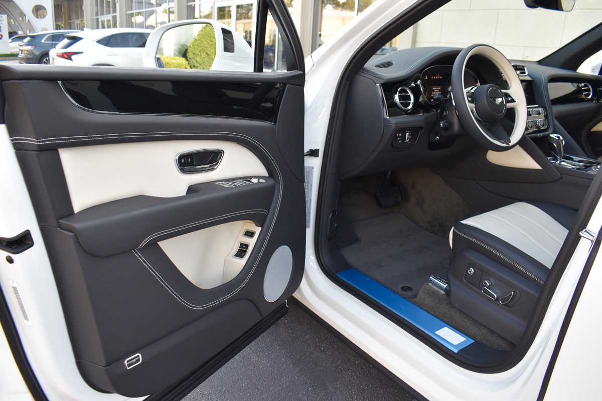 New 2023 Bentley Bentayga Hybrid | St. Petersburg, FL
