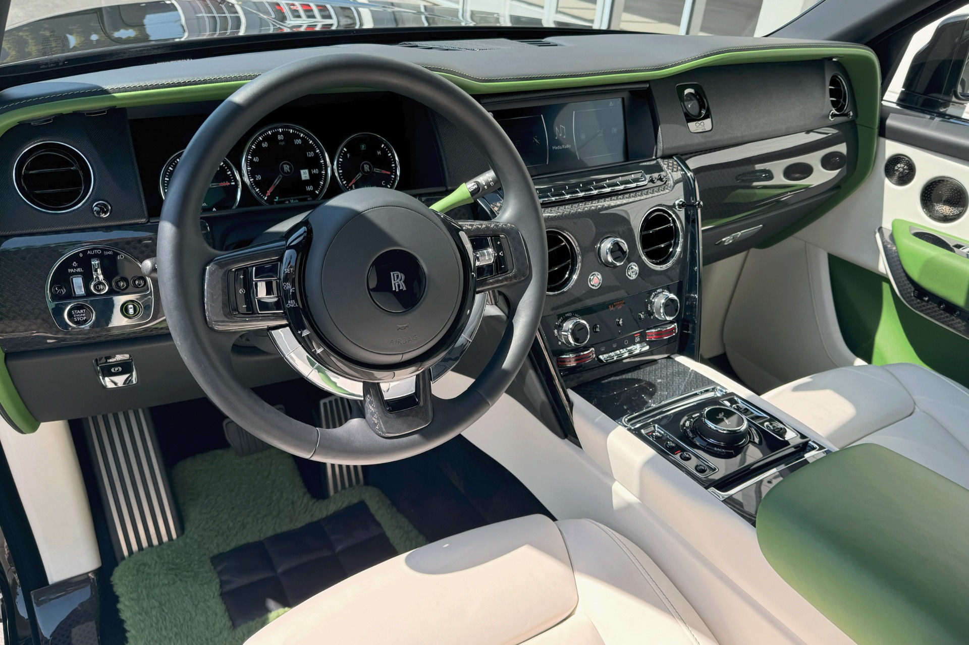 2023 Rolls Royce Cullinan Black Badge photo 2