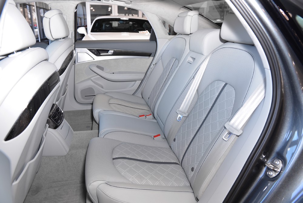 2013 Audi S8 Image 11