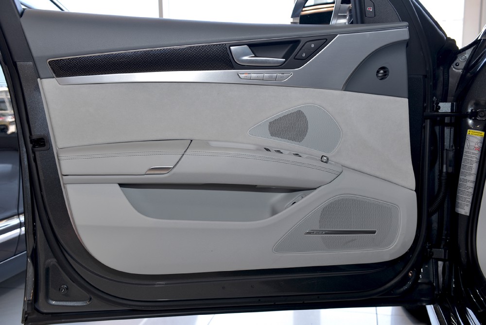 2013 Audi S8 Image 13