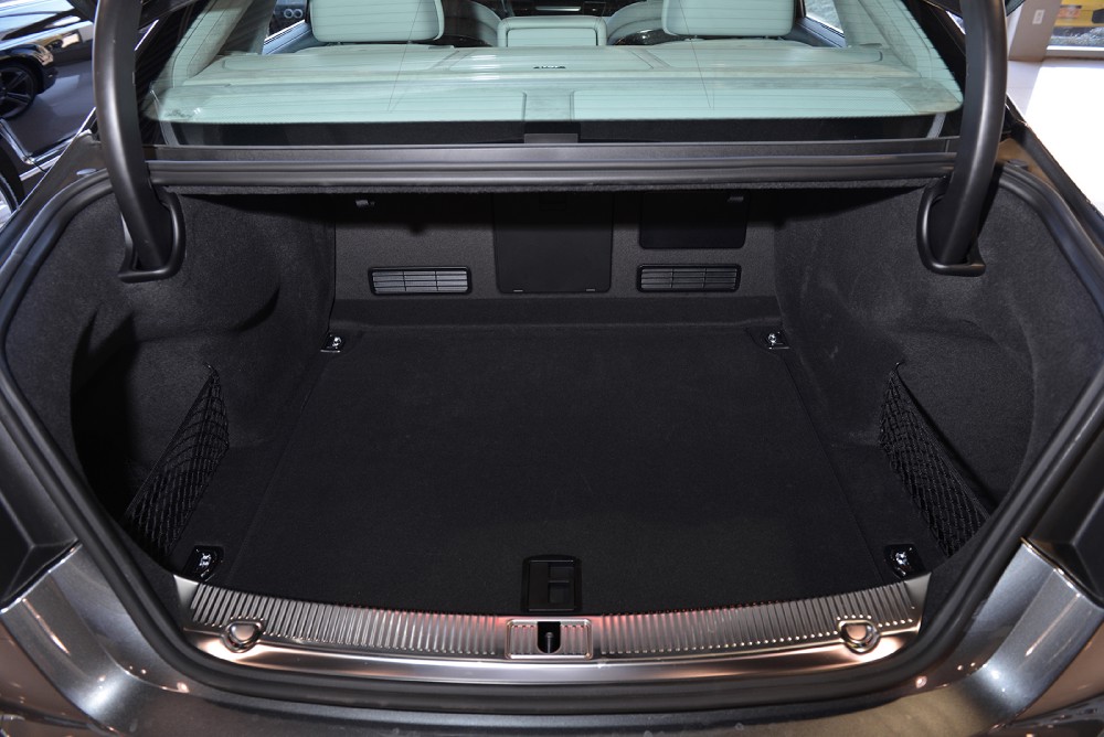 2013 Audi S8 Image 15