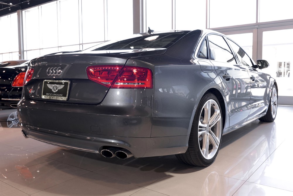 2013 Audi S8 Image 9