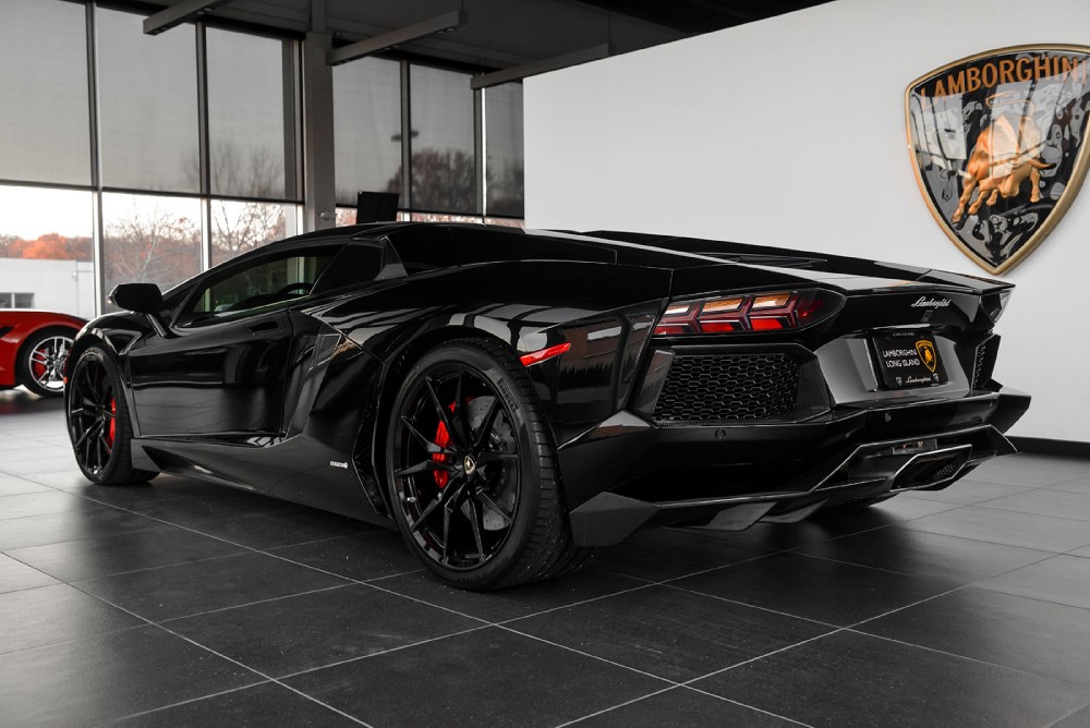 2015 Lamborghini Aventador Image 2