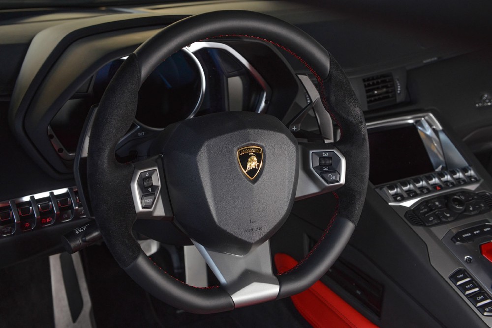 2015 Lamborghini Aventador Image 9