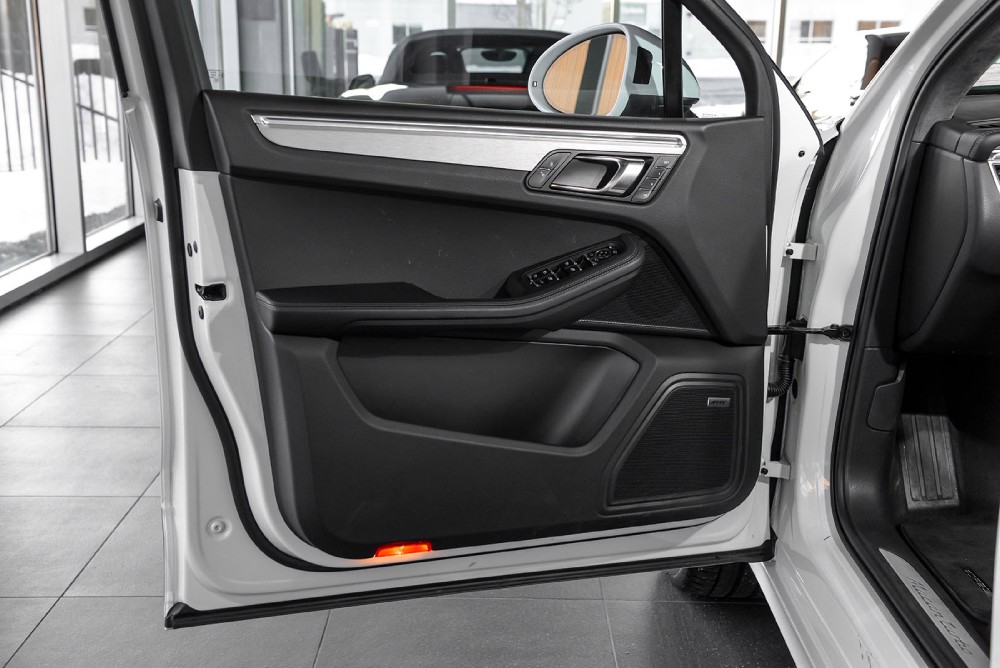 2015 Porsche Macan Image 15