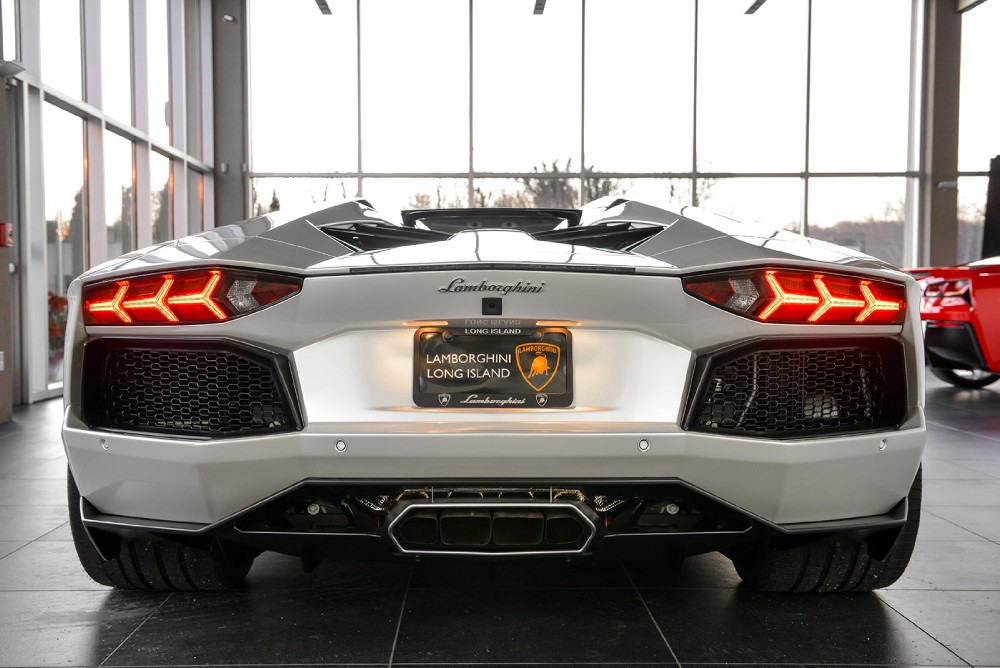 2015 Lamborghini Aventador Image 10