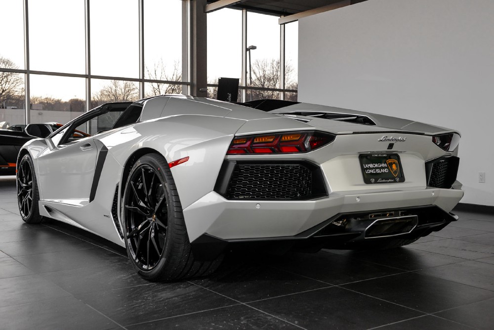 2015 Lamborghini Aventador Image 2