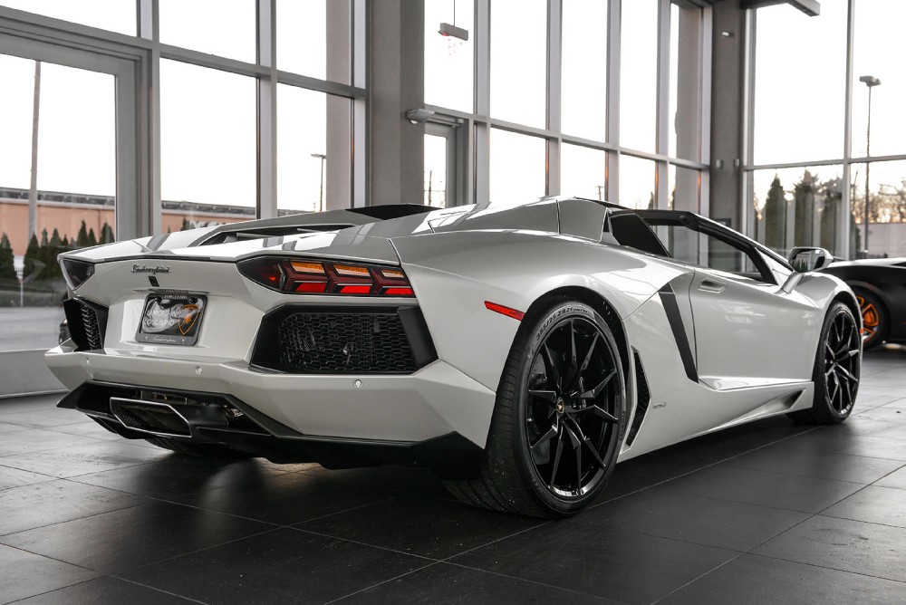 2015 Lamborghini Aventador Image 8