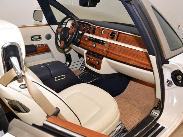 2011 Rolls-Royce Phantom Drophead Coupe Image 24