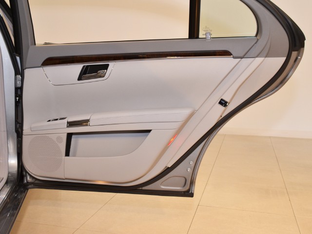 2010 Mercedes-Benz S550 Image 24