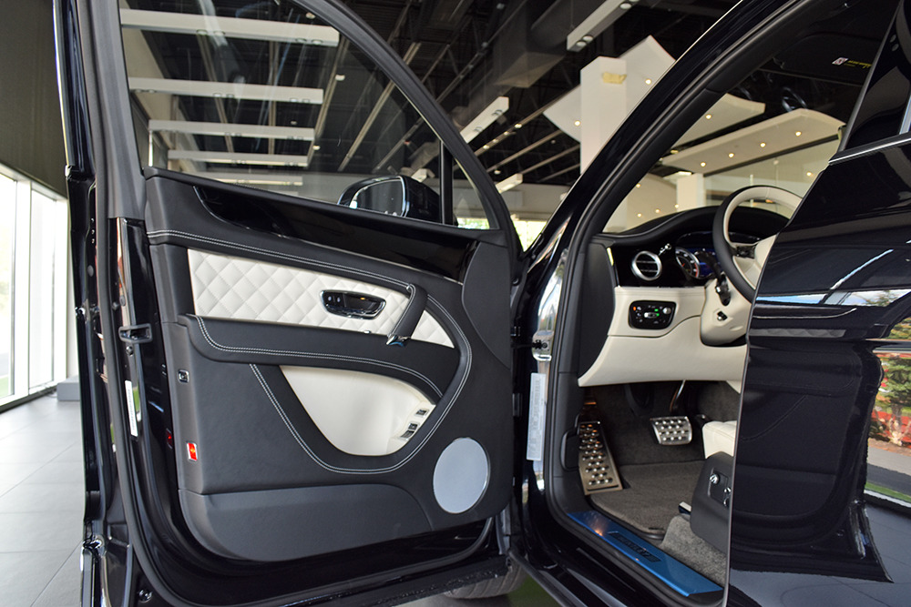 2017 Bentley Bentayga Image 12