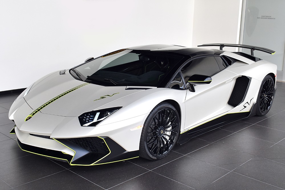 2016 Lamborghini Aventador Image 2
