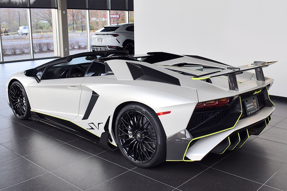 2016 Lamborghini Aventador Image 3