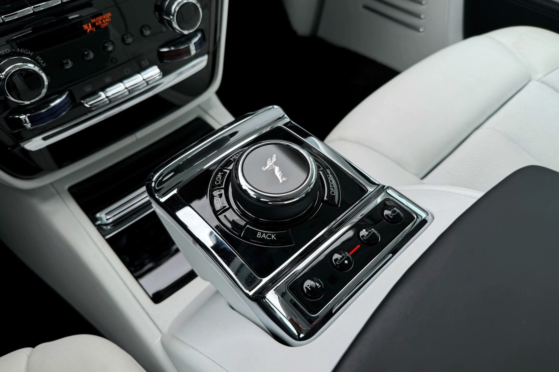 2019 Rolls-Royce Phantom Image 17