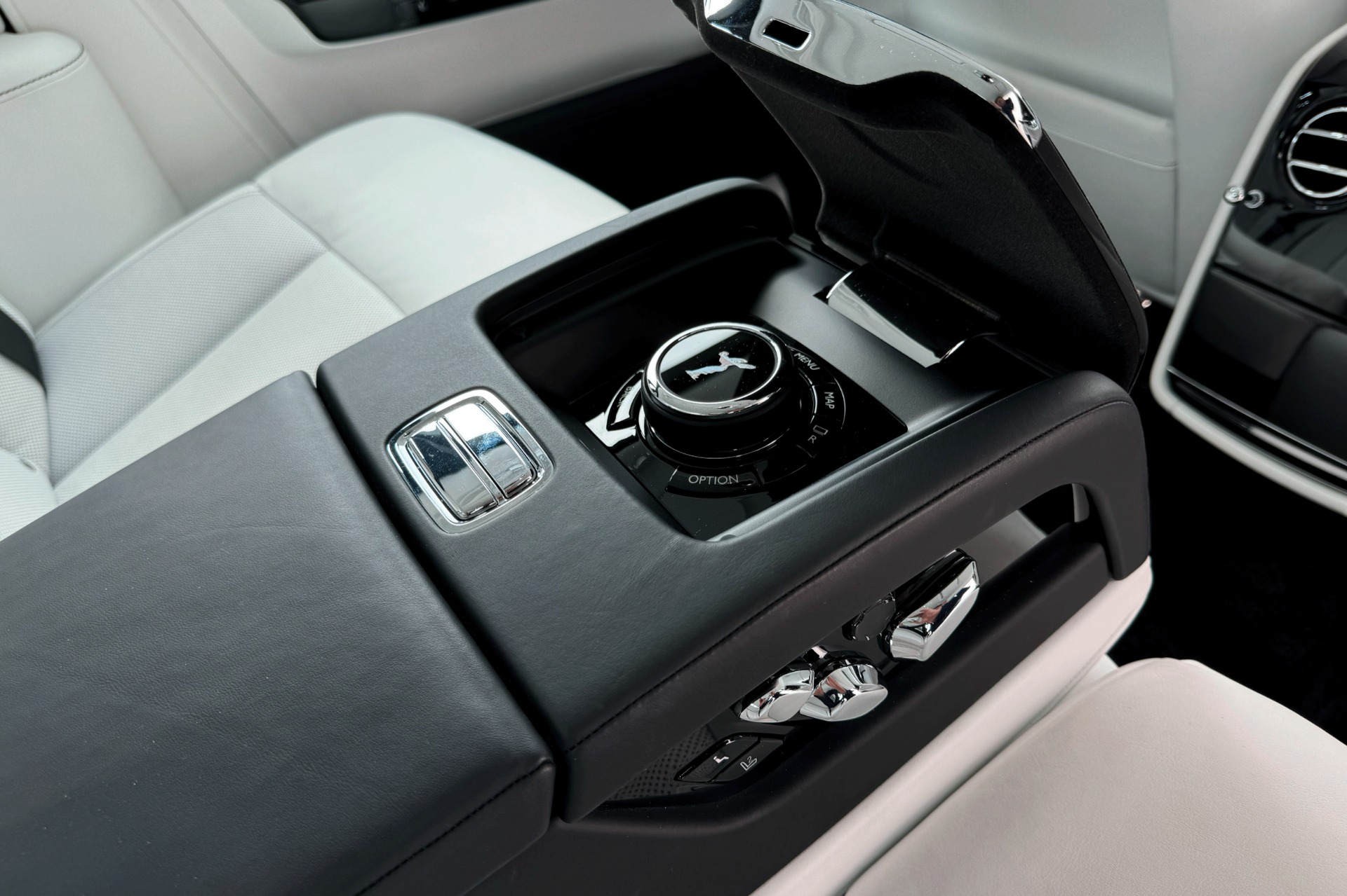 2019 Rolls-Royce Phantom Image 29