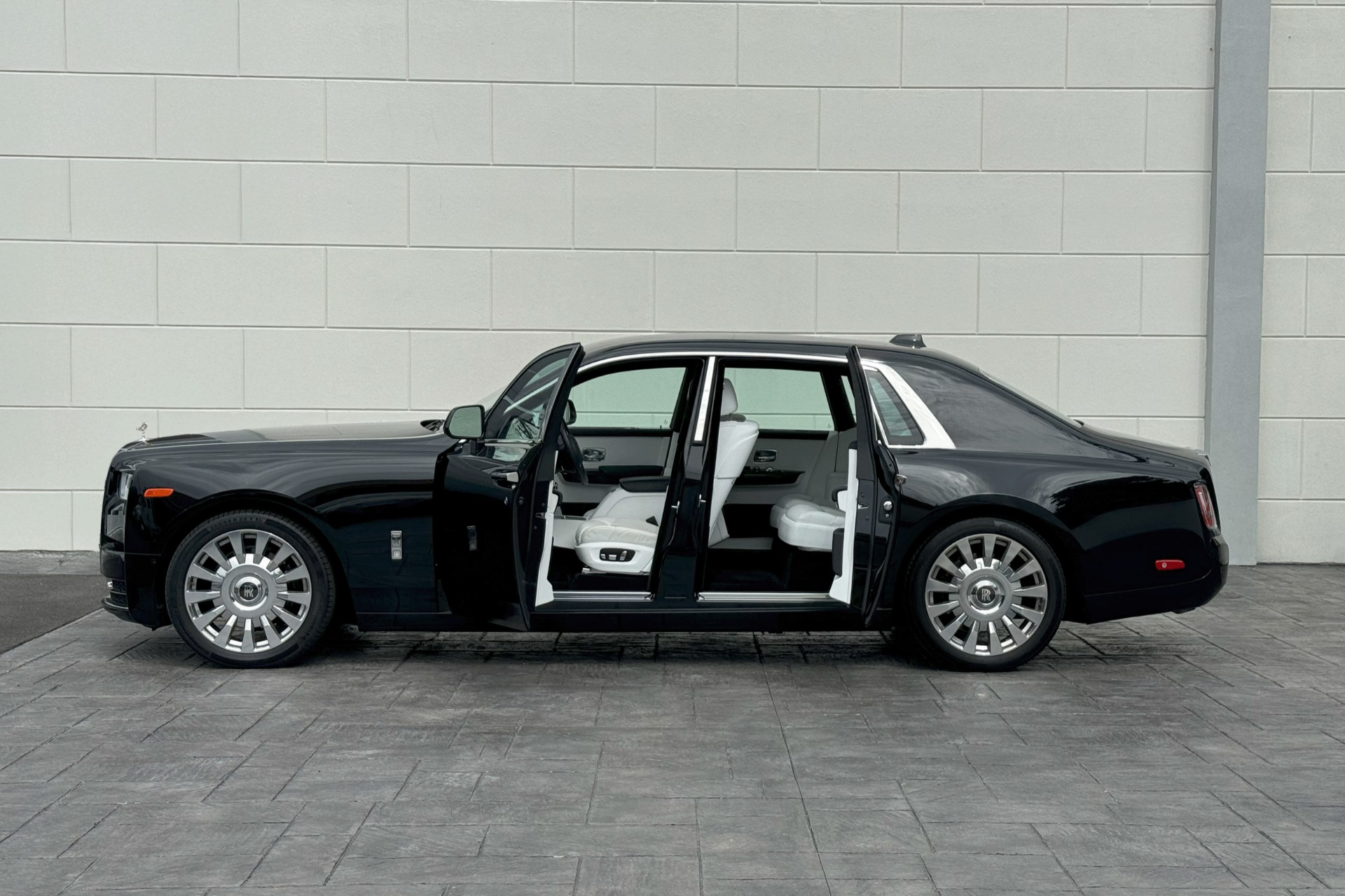 2019 Rolls-Royce Phantom Image 3