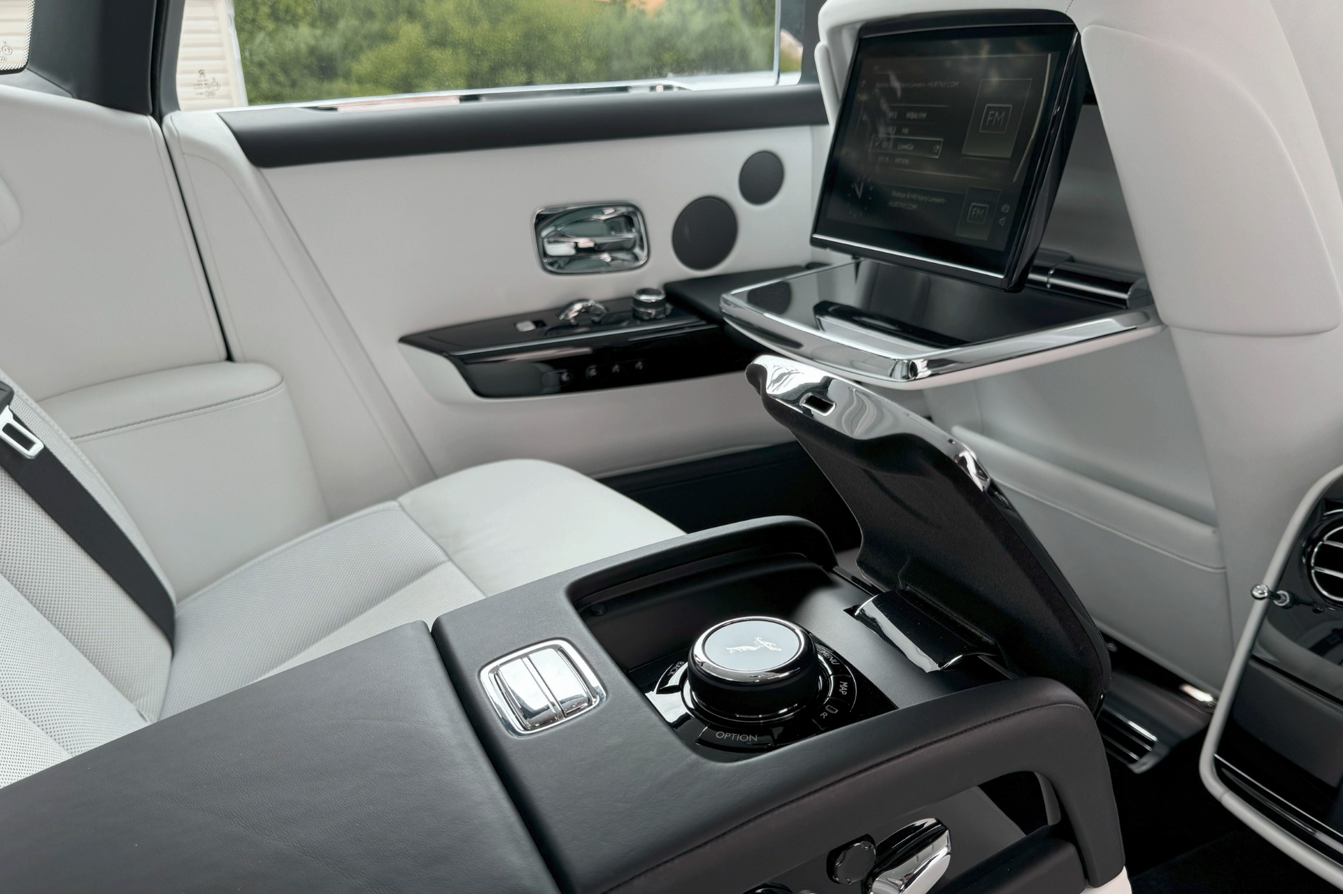 2019 Rolls-Royce Phantom Image 30