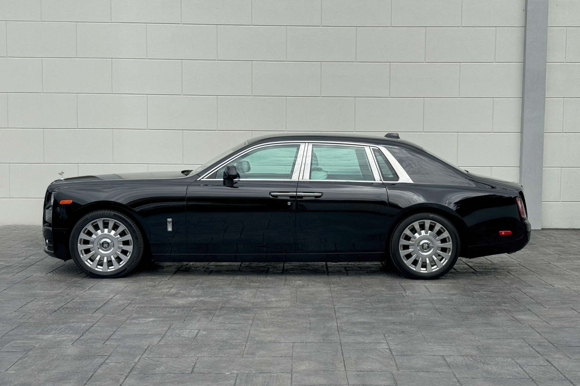 2019 Rolls-Royce Phantom Image 32