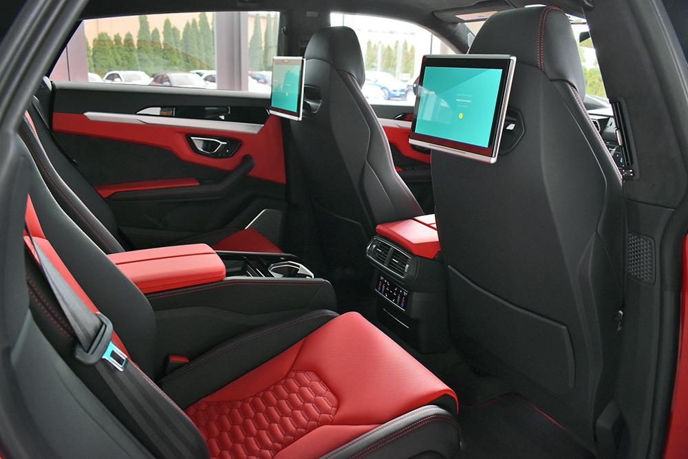 2019 Lamborghini Urus Image 11