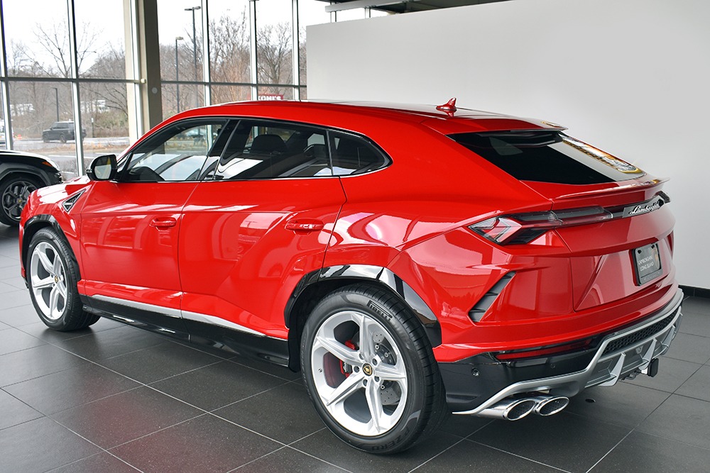 2019 Lamborghini Urus Image 2