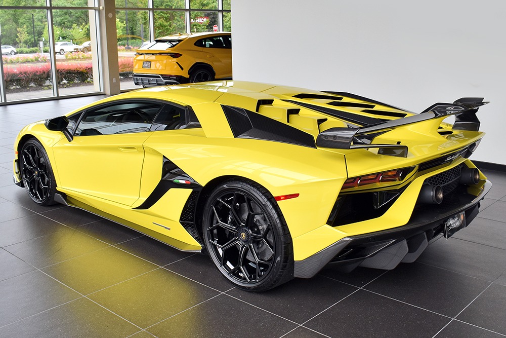 2019 Lamborghini Aventador Image 2