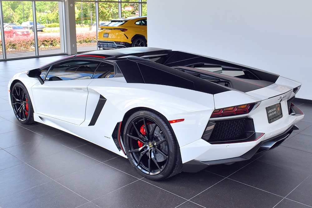 2016 Lamborghini Aventador Image 9