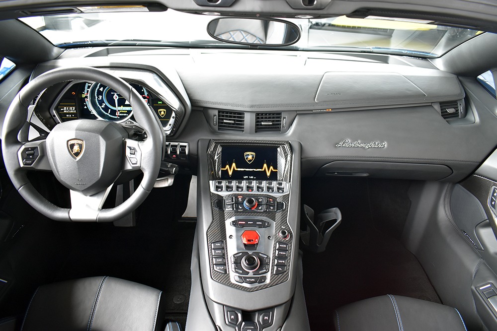 2016 Lamborghini Aventador Image 8