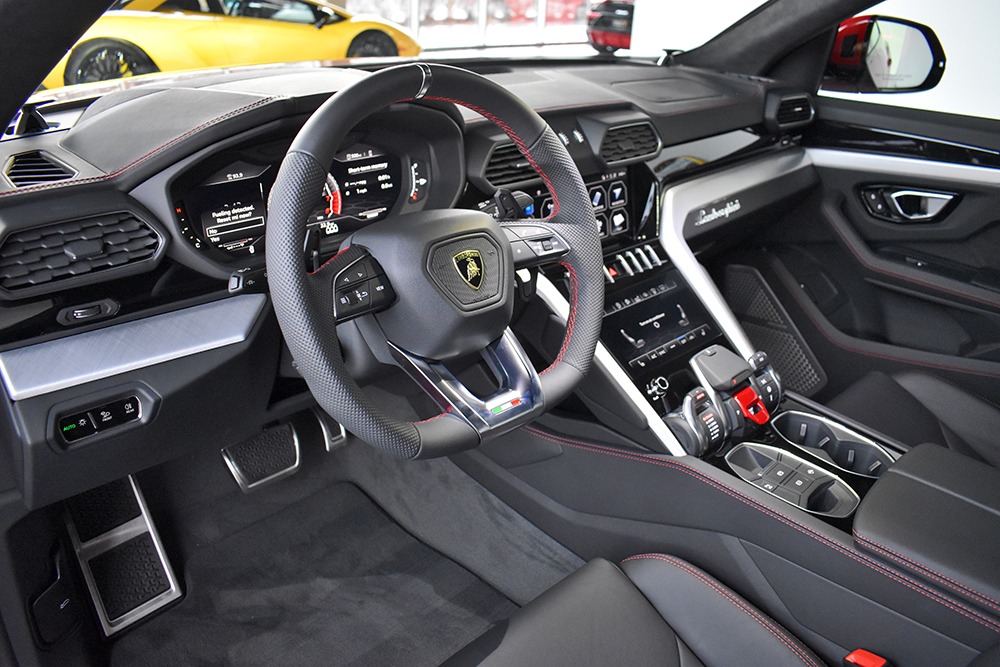 2020 Lamborghini Urus Image 3