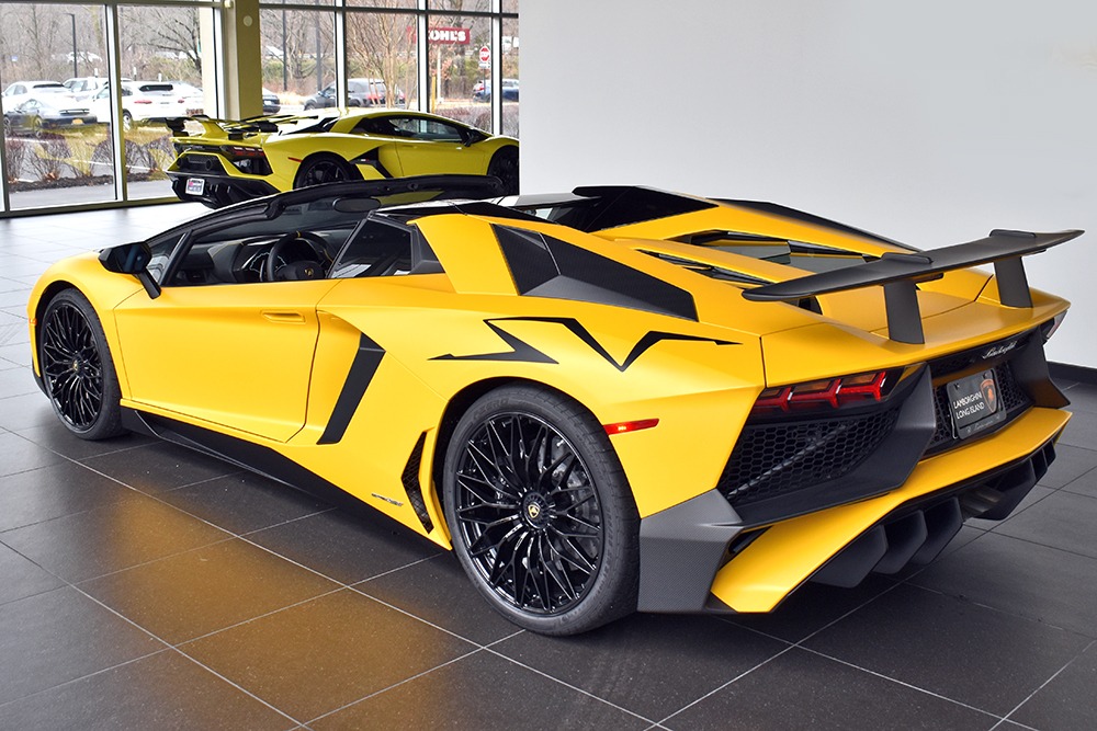 2017 Lamborghini Aventador Image 2