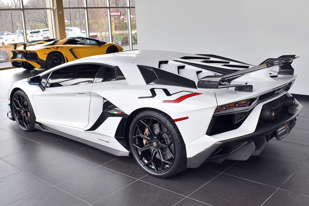2019 Lamborghini Aventador Image 2