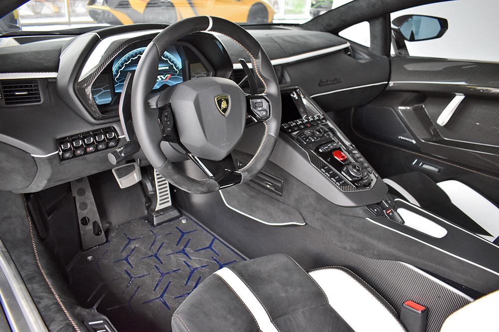 2019 Lamborghini Aventador Image 3