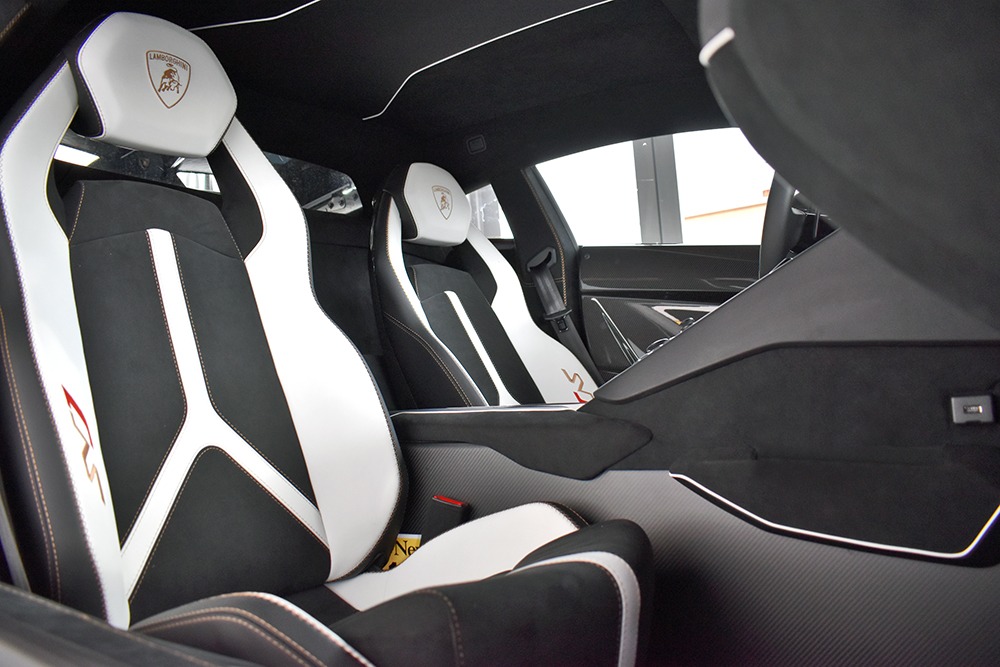 2019 Lamborghini Aventador Image 4