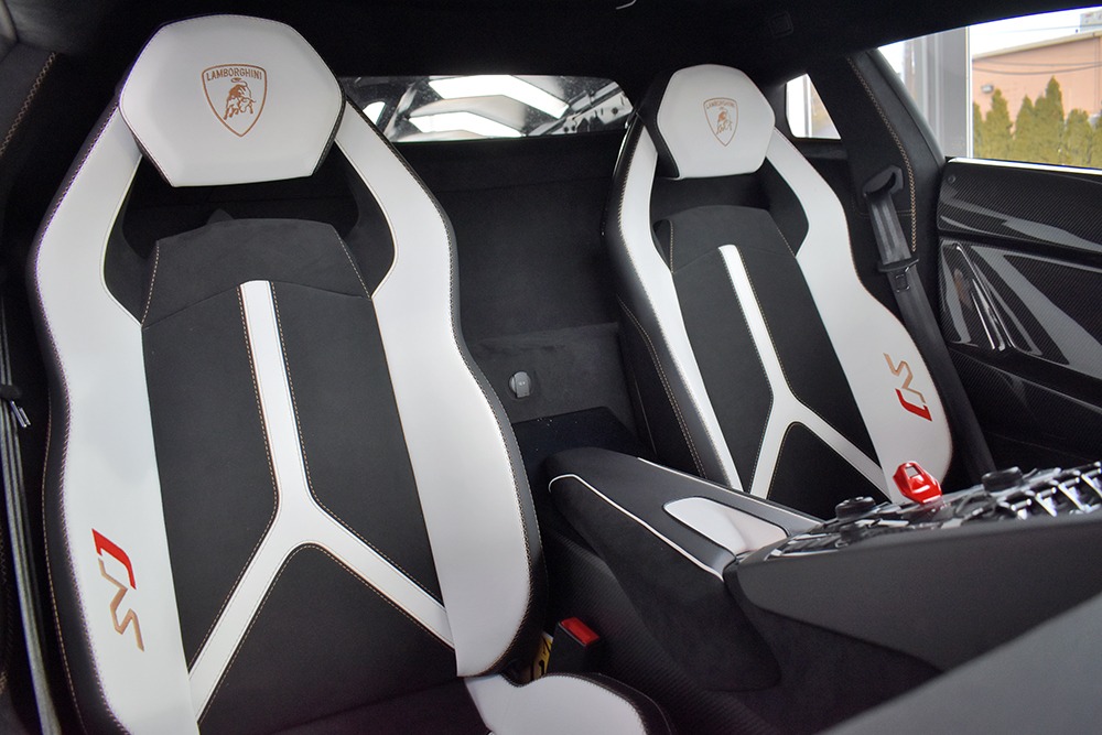 2019 Lamborghini Aventador Image 8