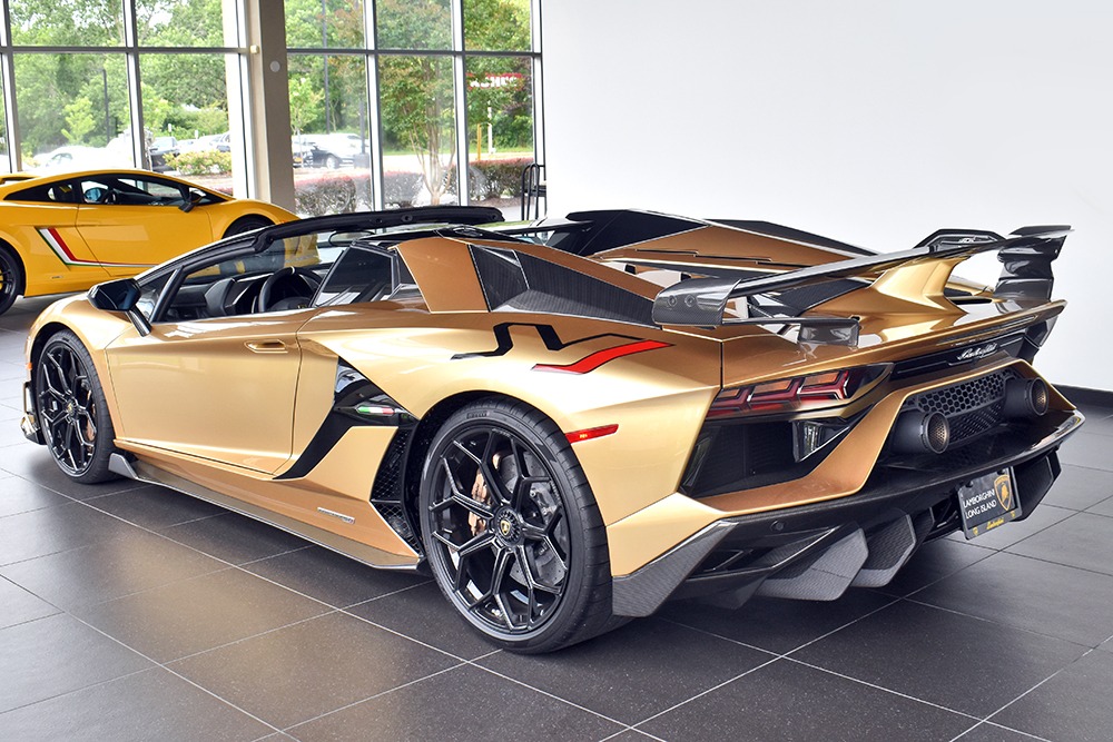 2020 Lamborghini Aventador Image 2