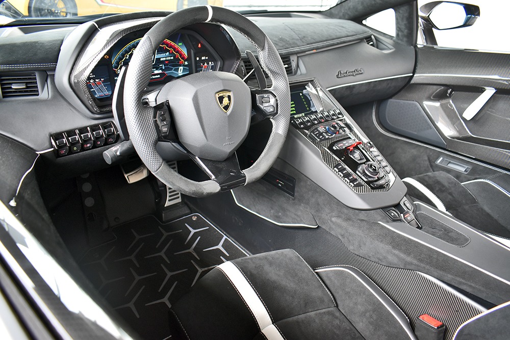 2020 Lamborghini Aventador Image 3