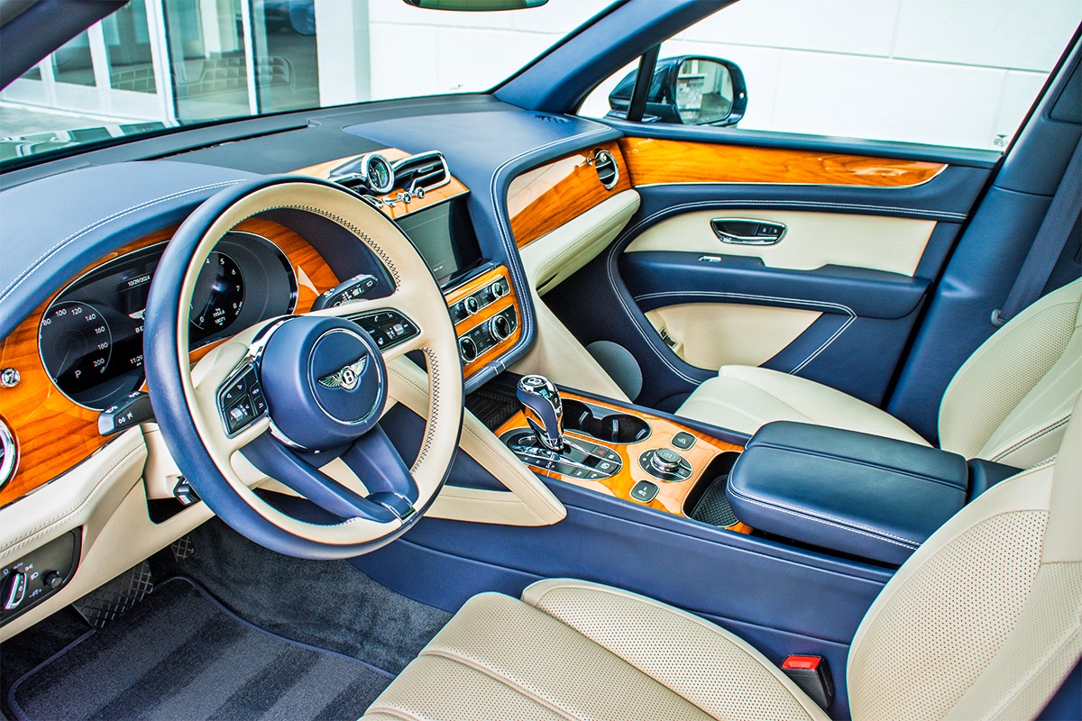 2021 Bentley Bentayga V8 Image 2