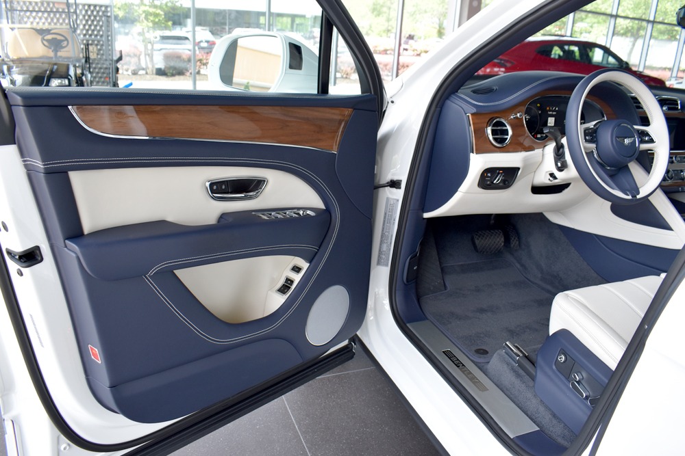 2021 Bentley Bentayga V8 Image 6