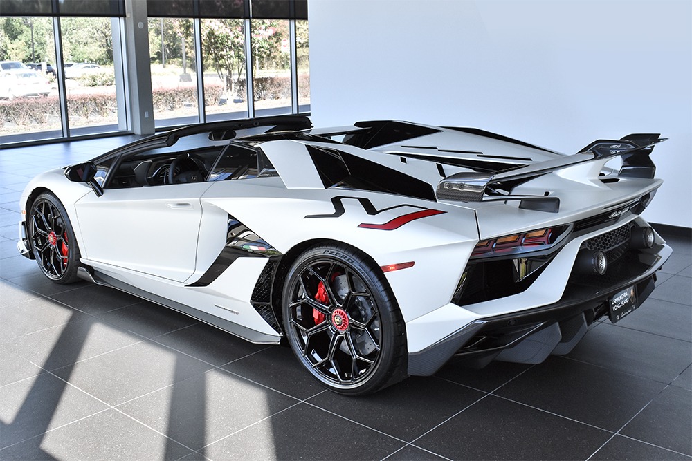 2020 Lamborghini Aventador Image 2