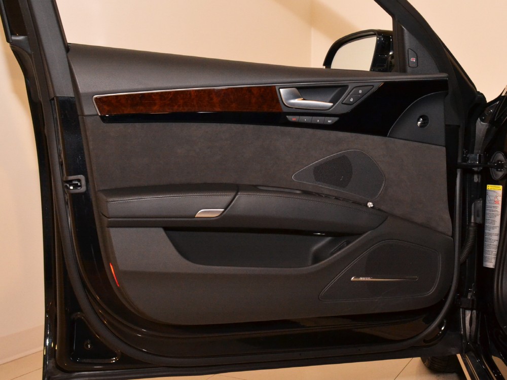 2011 Audi A8 Image 24