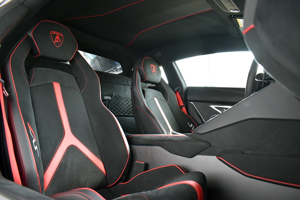 2019 Lamborghini Aventador Image 4