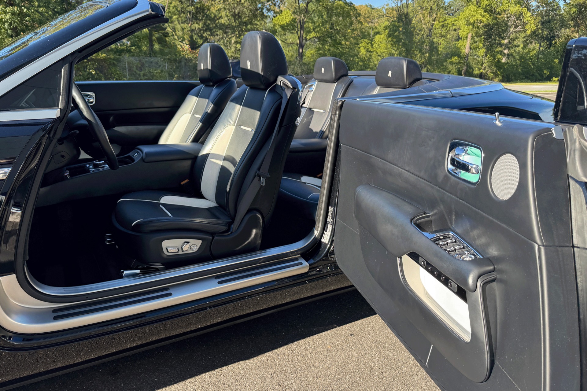 2021 Rolls-Royce Dawn Image 6