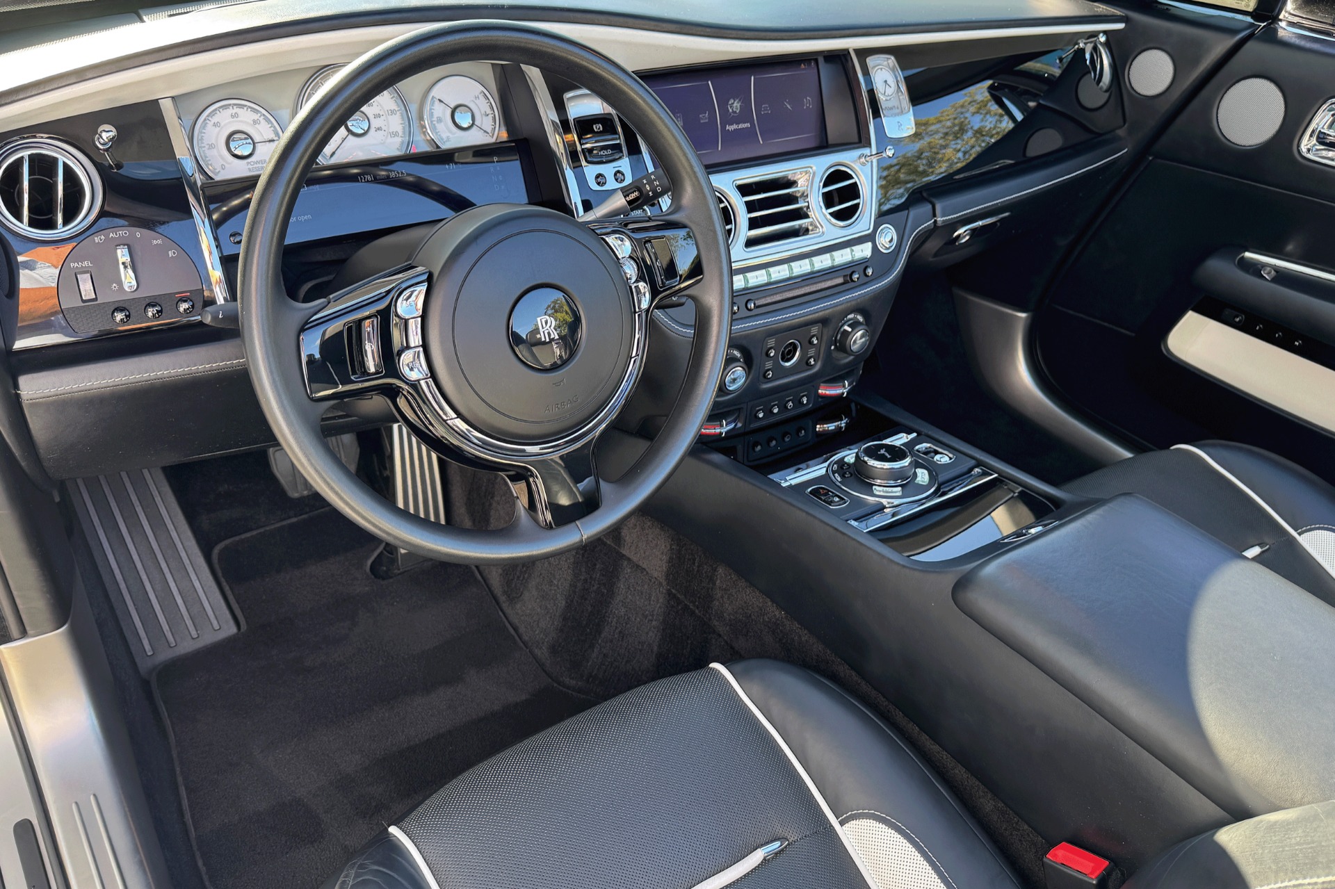 2021 Rolls-Royce Dawn Image 8