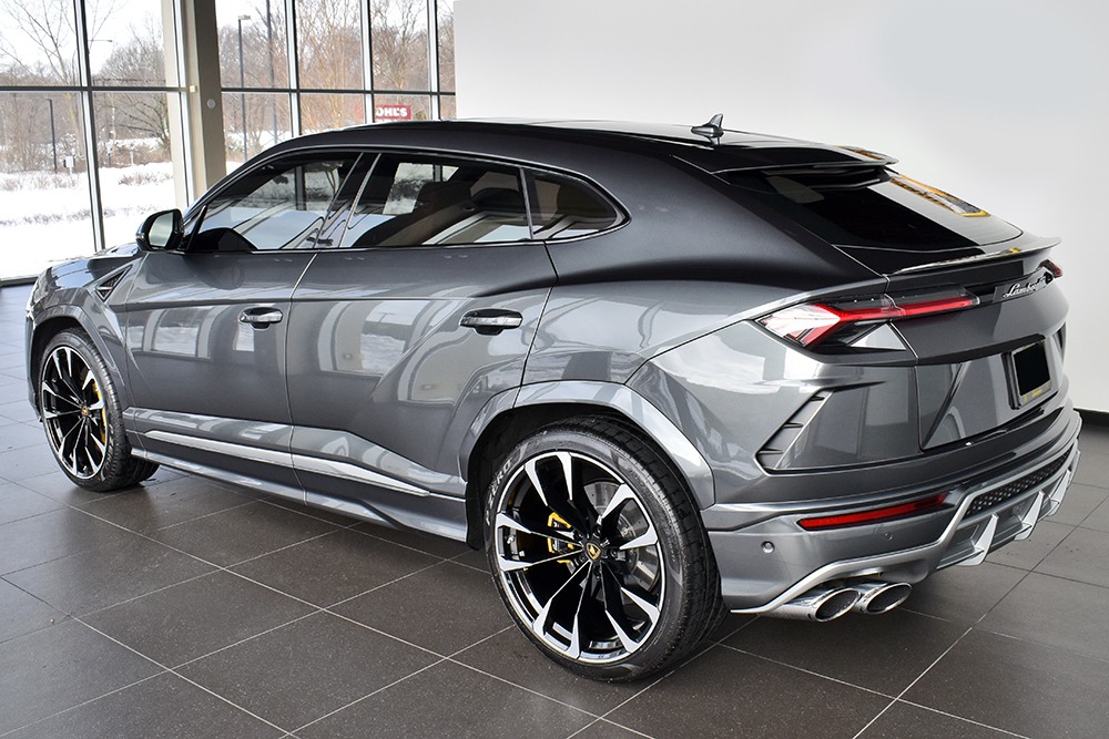 2019 Lamborghini Urus Image 2