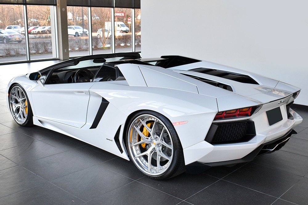 2016 Lamborghini Aventador Roadster Image 2