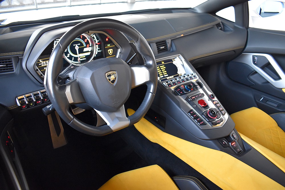 2016 Lamborghini Aventador Roadster Image 3