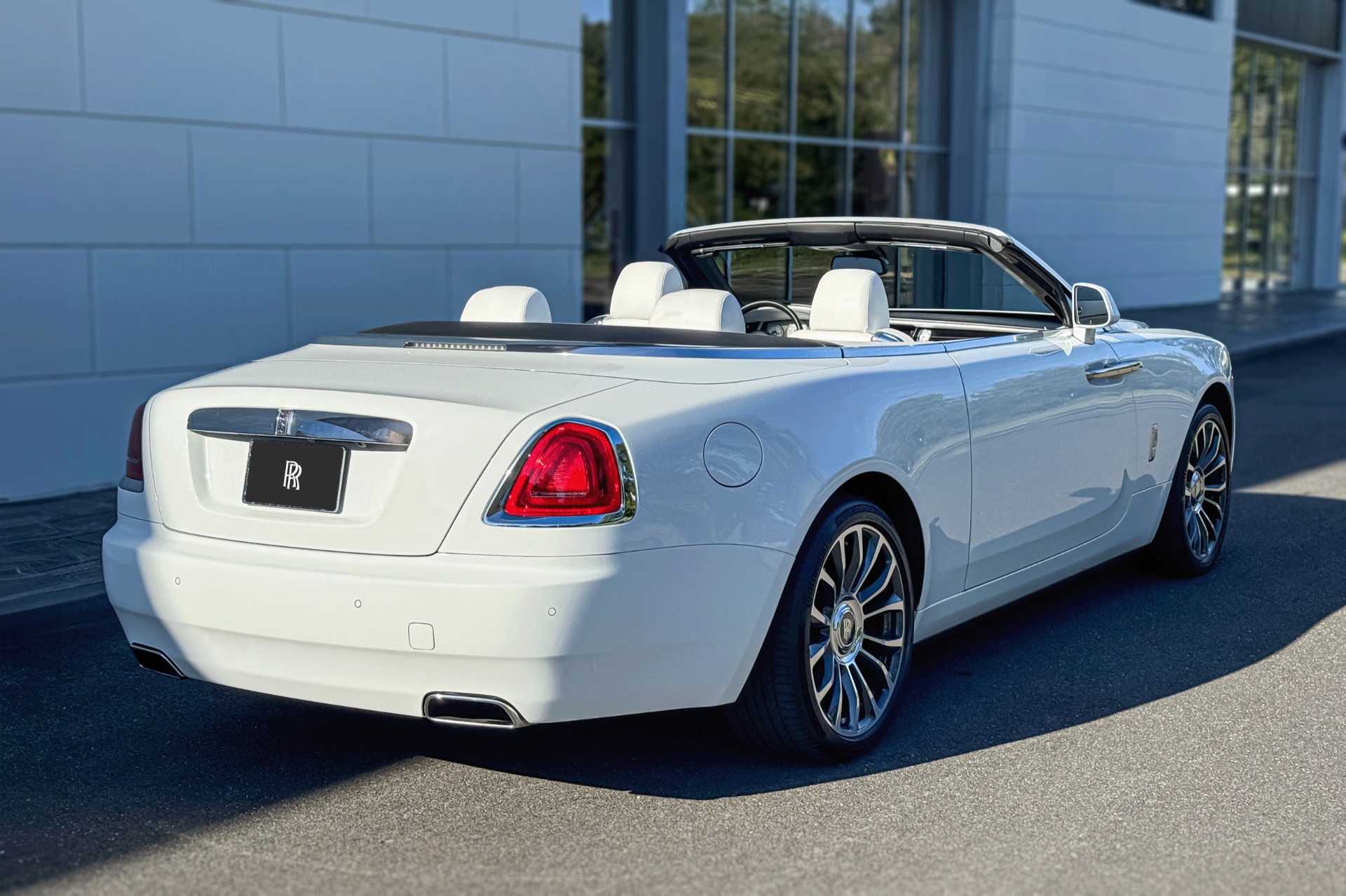 2021 Rolls-Royce Dawn Image 2