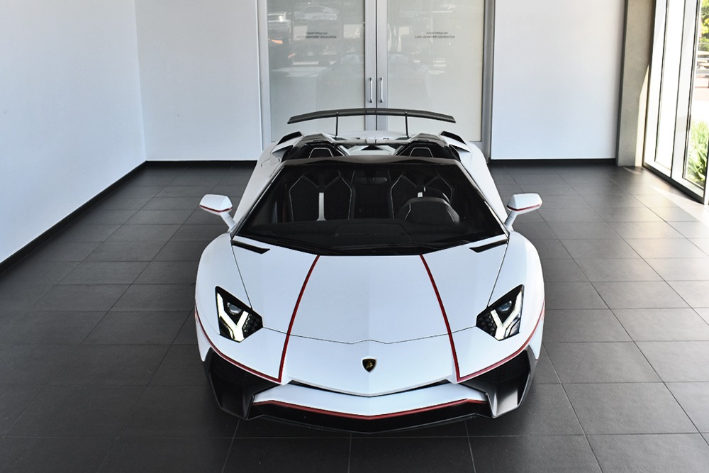 2017 Lamborghini Aventador Image 10