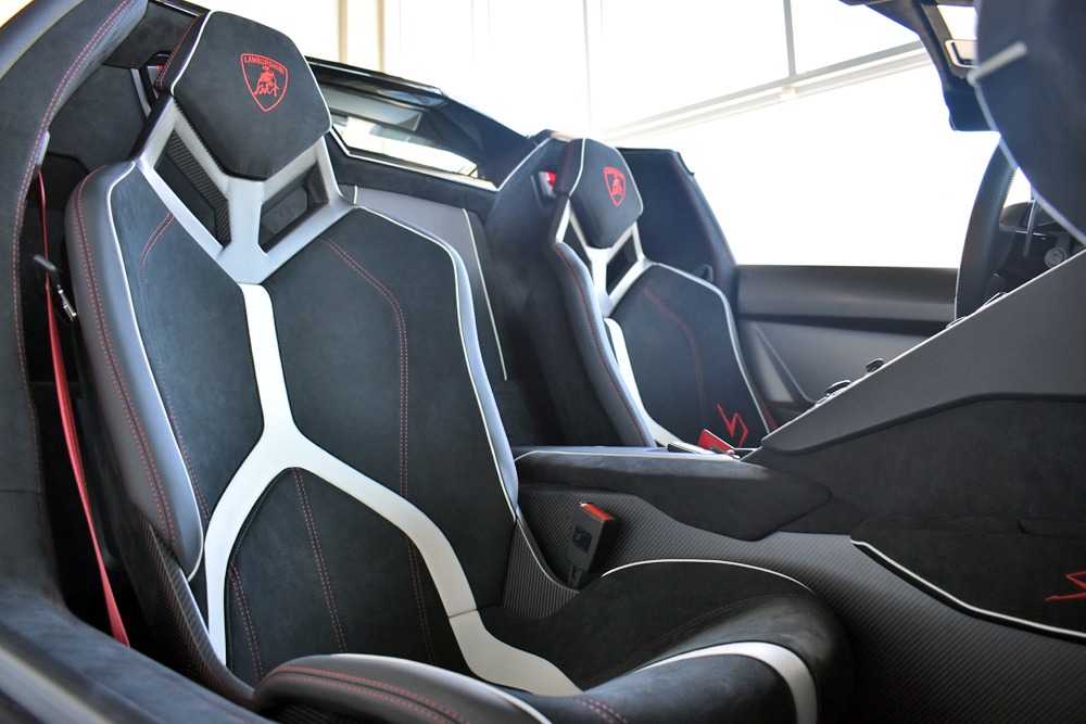 2017 Lamborghini Aventador Image 4