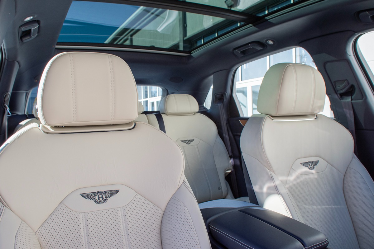 2021 Bentley Bentayga V8 Image 2