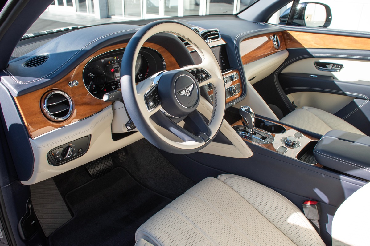 2021 Bentley Bentayga V8 Image 3